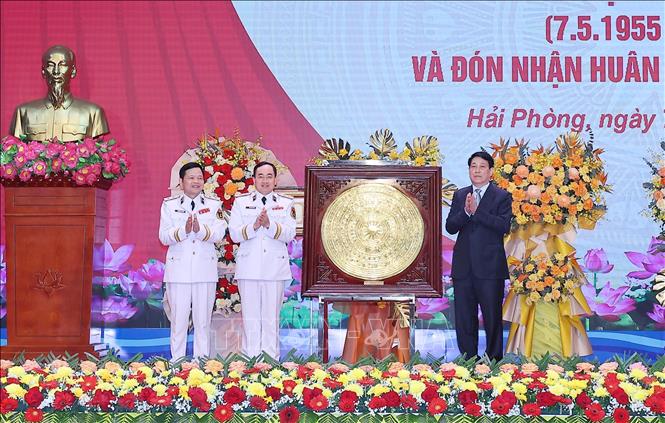 Chủ tịch nước Lương Cường tặng quà lưu niệm cho Quân chủng Hải quân. Ảnh: TTXVN