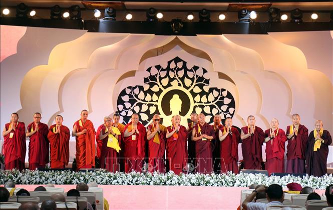 Nghi thức truyền thống Phật giáo tụng kinh cầu hòa bình thế giới. Ảnh: Tiến Lực - TTXVN