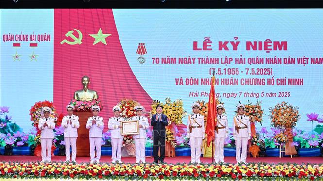 Chủ tịch nước Lương Cường trao Huân chương Hồ Chí Minh tặng Quân chủng Hải quân. Ảnh: Lâm Khánh - TTXVN