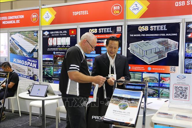 Khách tham quan Australia tìm hiểu về các sản phẩm trưng bày của Việt Nam tại Triển lãm. Ảnh: Thanh Tú - PV TTXVN tại Australia 