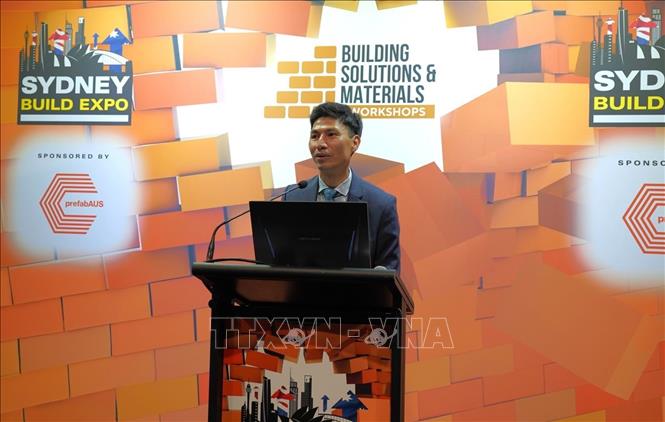 Ông Nghiêm Xuân Hòa, Tham tán Công sứ, Phó Đại sứ Đại sứ quán Việt Nam tại Australia, phát biểu tại hội thảo trong khuôn khổ Triển lãm Xây dựng Sydney 2025. Ảnh: Lê Đạt - PV TTXVN tại Australia 
