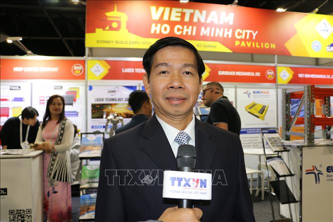 Ông Đào Minh Chánh, Phó Giám đốc Trung tâm Xúc tiến Thương mại và Đầu tư TP.Hồ Chí Minh, trả lời phỏng vấn của phóng viên TTXVN bên lề sự kiện. Ảnh: Lê Đạt - PV TTXVN tại Australia 