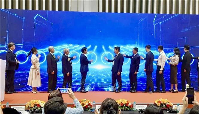 Các đại biểu thực hiện nghi thức khai mạc Diễn đàn và Triển lãm. Ảnh: Thu Hoài - TTXVN