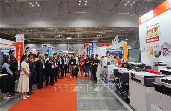 Các đại biểu tham quan gian hàng. Ảnh: Thu Hoài - TTXVN