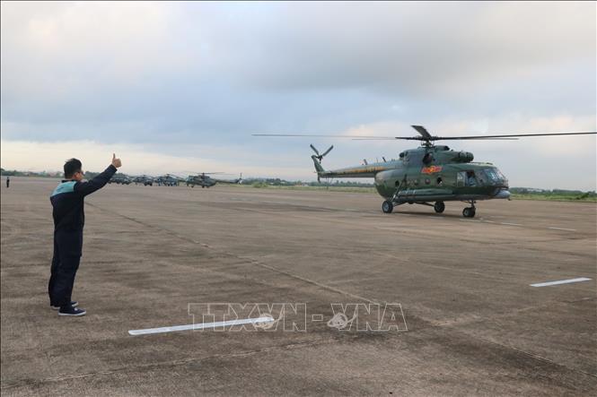 Trực thăng được nhân viên kỹ thuật mặt đất tại Sân bay Biên Hòa hướng dẫn di chuyển ra đường băng chuẩn bị cất cánh. Ảnh: Lê Xuân-TTXVN