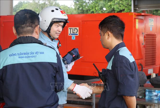 Phi công và nhân viên kỹ thuật mặt đất chia tay nhau trước khi quay trở về đơn vị. Ảnh: Lê Xuân-TTXVN