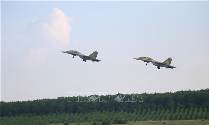 Hai chiếc Yak-130 cất cánh trở về đơn vị sau khi hoàn thành nhiệm vụ tại lễ diễu binh. Ảnh: Lê Xuân-TTXVN