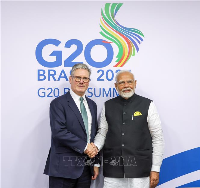(Tư liệu) Thủ tướng Ấn Độ Narendra Modi (phải) và Thủ tướng Anh Keir Starmer tại cuộc gặp bên lề Hội nghị thượng đỉnh G20 ở Rio de Janeiro, Brazil, ngày 19/11/2024. Ảnh: ANI/TTXVN