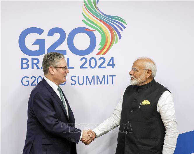 (Tư liệu) Thủ tướng Ấn Độ Narendra Modi (phải) và Thủ tướng Anh Keir Starmer tại cuộc gặp bên lề Hội nghị thượng đỉnh G20 ở Rio de Janeiro, Brazil, ngày 19/11/2024. Ảnh: ANI/TTXVN