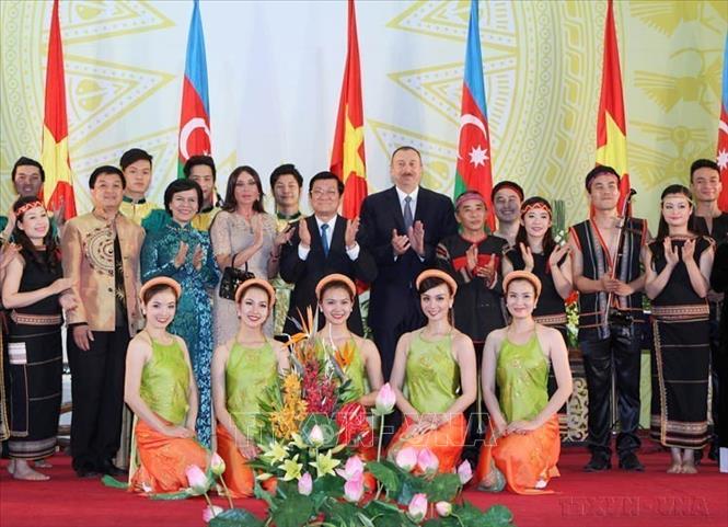 Chủ tịch nước Trương Tấn Sang và Phu nhân cùng Tổng thống Cộng hòa Azerbaijan Ilham Aliyev và Phu nhân với các nghệ sĩ Việt Nam (Hà Nội, 19/5/2014). Ảnh: Dương Giang - TTXVN                                                                       