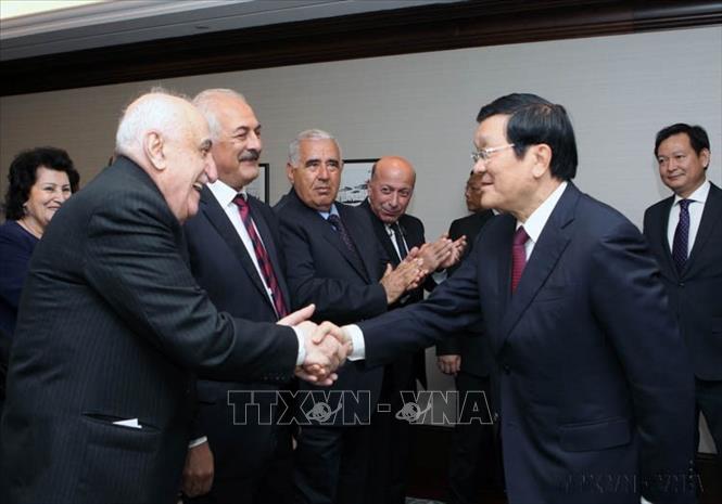 Chủ tịch nước Trương Tấn Sang gặp mặt thân mật các cựu chiến binh, giáo sư, chuyên gia Azerbaijan đã từng giúp đào tạo kỹ sư dầu khí của Việt Nam (Baku, 14/5/2015). Ảnh: Nguyễn Khang – TTXVN                                                                    
                                                                        