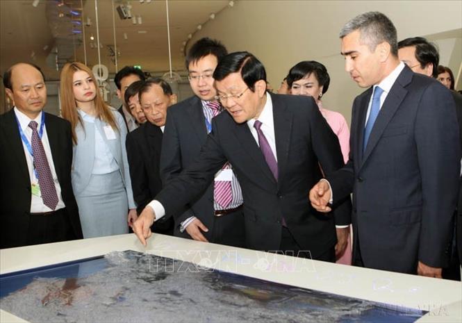 Chủ tịch nước Trương Tấn Sang tham quan Bảo tàng cố Tổng thống Azerbaijan Heydar Aliyev ở thủ đô Baku, ngày 15/5/2015. Ảnh: Nguyễn Khang – TTXVN                                                                    
                                                                        