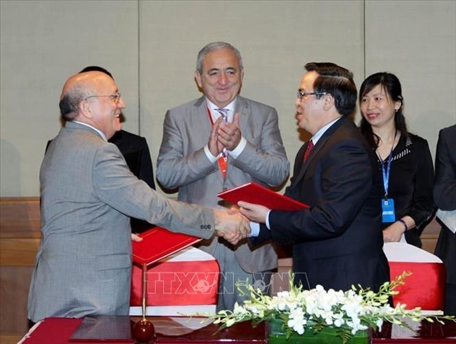Trưởng Ban Đối ngoại Trung ương Hoàng Bình Quân và Phó Bí thư điều hành Đảng Azerbaijan mới Mubariz Gurbanlyi trao Bản ghi nhớ về tăng cường hợp tác giữa Đảng Cộng sản Việt Nam và Đảng Azerbaijan mới (Hà Nội, 25//04/2013). Ảnh: An Đăng – TTXVN