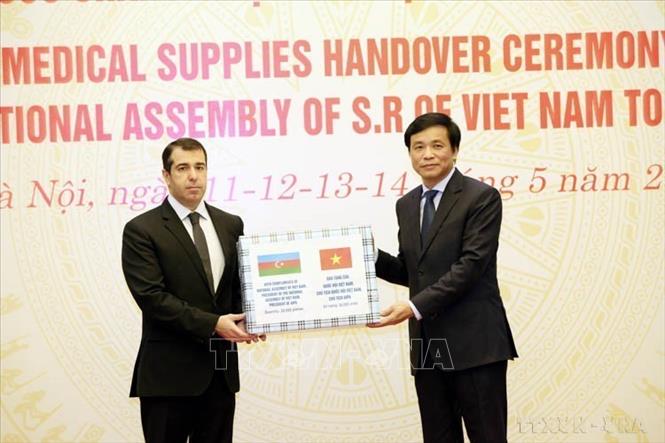 Tổng Thư ký, Chủ nhiệm Văn phòng Quốc hội Nguyễn Hạnh Phúc trao tượng trưng vật tư y tế cho Đại sứ Cộng hòa Azerbaijan tại Việt Nam Anar Imanov. Đây là quà tặng của Quốc hội Việt Nam tặng Nghị viện một số nước trong phòng, chống dịch bệnh COVID-19 (Hà Nội, 14/5/2020) Ảnh: Dương Giang - TTXVN