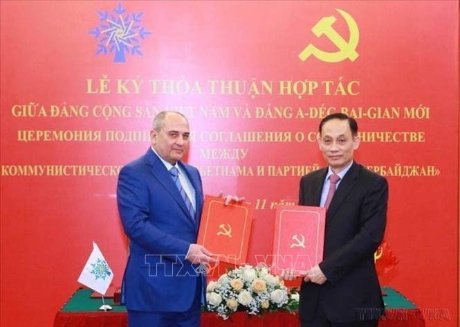 Trưởng Ban Đối ngoại Trung ương Lê Hoài Trung và Phó Chủ tịch Đảng Azerbaijan Mới Tahir Budagov trao bản thoả thuận hợp tác giữa hai Đảng (Hà Nội, 20/11/2023). Ảnh: Phương Hoa - TTXVN