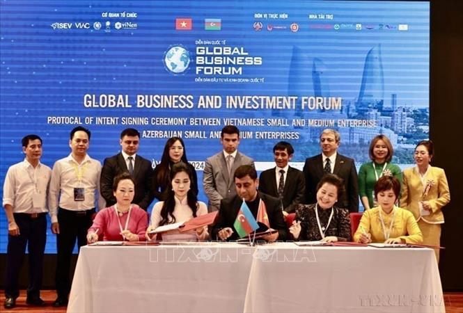 Ký kết biên bản hợp tác giữa doanh nghiệp Việt Nam và Azerbaijan tại Diễn đàn Đầu tư và Kinh doanh toàn cầu 2024 do Hiệp hội Khởi nghiệp Quốc gia phối hợp với Đại sứ quán Azerbaijan tại Việt Nam tổ chức. Ảnh: Trần Việt - TTXVN