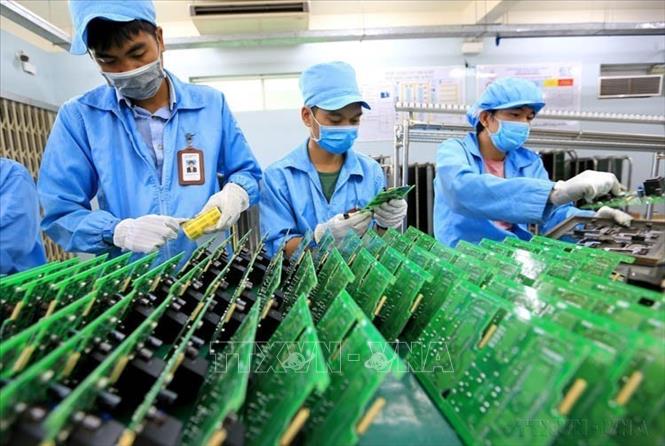 Các mặt hàng xuất khẩu truyền thống từ Việt Nam sang Azerbaijan chủ yếu gồm điện thoại các loại và linh kiện, máy móc thiết bị, dụng cụ phụ tùng, máy vi tính, sản phẩm điện tử và linh kiện. Trong ảnh: Dây chuyền sản suất công tơ điện tử tại Trung tâm Sản xuất thiết bị đo điện tử Điện lực miền Trung (EVNCPC EMEC) thuộc Tổng công ty Điện lực miền Trung (EVNCPC). Ảnh: Ngọc Hà - TTXVN