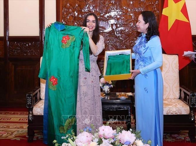 Phó Chủ tịch nước Võ Thị Ánh Xuân tặng áo dài Việt Nam cho bà Leyla Aliyeva, Phó Chủ tịch Quỹ Heydar Aliyev của Azerbaijan (Hà Nội, 22/4/2025). Ảnh: Văn Điệp - TTXVN