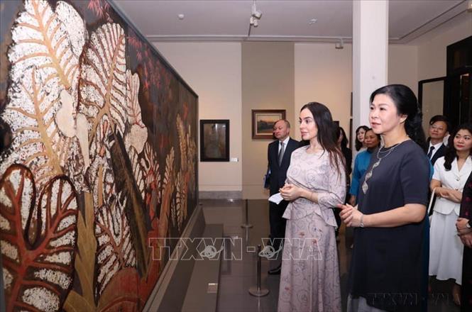 Bà Ngô Phương Ly, Phu nhân Tổng Bí thư Tô Lâm và bà Leyla Aliyeva, Phó Chủ tịch Quỹ Heydar Aliyev của Azerbaijan tham quan tại Bảo tàng Mỹ thuật Việt Nam (Hà Nội, 22/4/2025). Ảnh: Văn Điệp - TTXVN