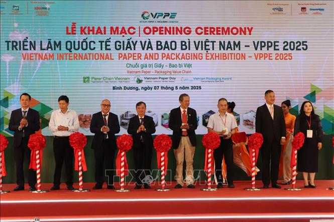 Các đại biểu cắt băng khai mạc Triển lãm Quốc tế Giấy và Bao bì Việt Nam – VPPE 2025. Ảnh: Văn Hướng - TTXVN