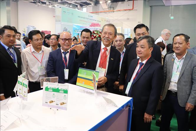 Các đại biểu tham quan khu trưng bày sản phẩm tại triển lãm. Ảnh: Văn Hướng - TTXVN