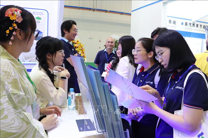 Khách tham quan khu trưng bày sản phẩm tại triển lãm. Ảnh: Văn Hướng - TTXVN