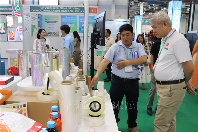 Khách tham quan khu trưng bày sản phẩm tại triển lãm. Ảnh: Văn Hướng - TTXVN