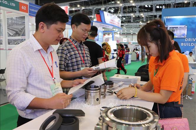 Khách tham quan khu trưng bày sản phẩm tại triển lãm. Ảnh: Văn Hướng - TTXVN