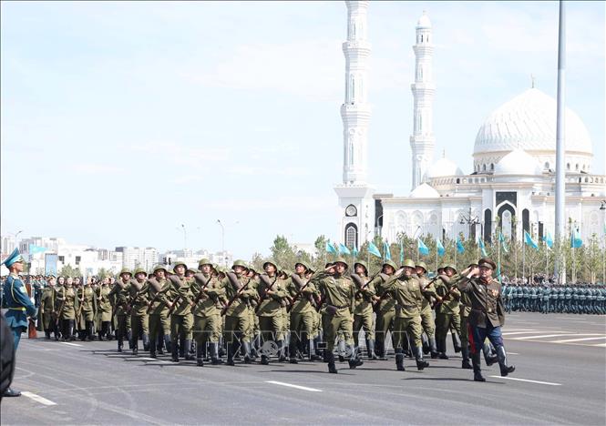 Các lực lượng vũ trang Kazakhstan duyệt binh tại buổi lễ. Ảnh: TTXVN