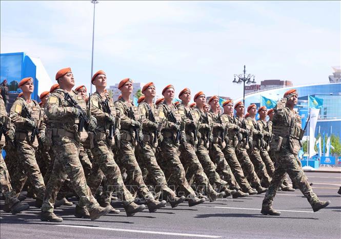 Các lực lượng vũ trang Kazakhstan duyệt binh tại buổi lễ. Ảnh: TTXVN
