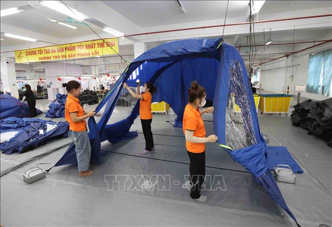 Kiểm tra, hoàn thiện sản phẩm đồ dùng đi dã ngoại xuất khẩu ở nhà máy của Công ty TNHH MTV Dụng cụ du lịch JINQUAN VIỆT NAM, 100% vốn Hàn Quốc, tại khu công nghiệp Nam Đông Hà, tỉnh Quảng Trị. Ảnh: Vũ Sinh - TTXVN