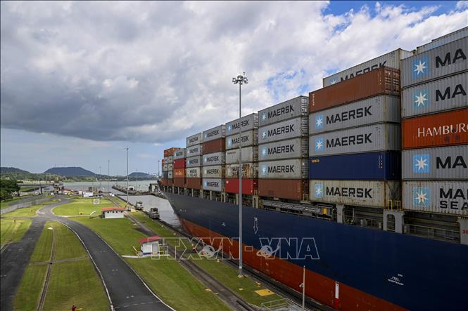 Tàu hàng qua kênh đào Panama ở gần thủ đô Panama City. Ảnh: THX/TTXVN