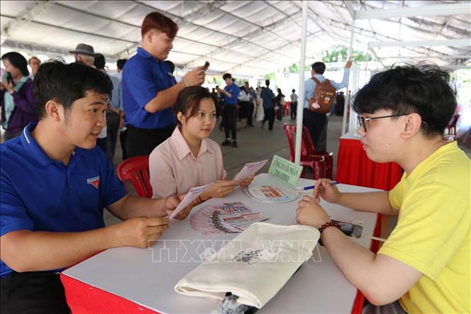 Đông đảo người lao động tìm việc tại Ngày hội việc làm ở Quận 4, TP. Hồ Chí Minh ngày 7/5/2025. Ảnh: Thanh Vũ-TTXVN

