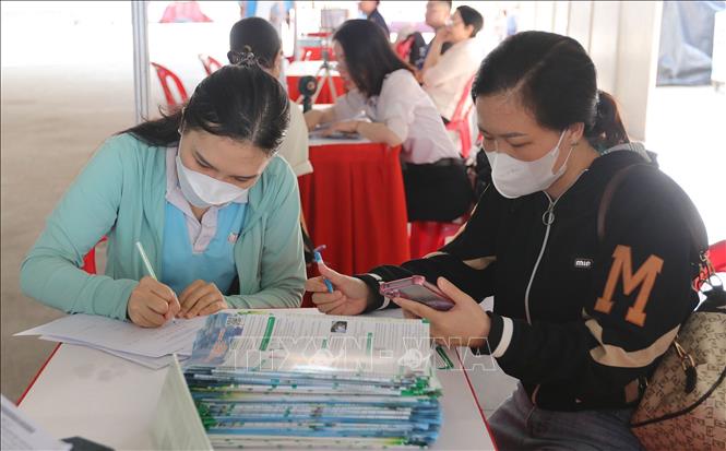 Đông đảo người lao động tìm việc tại Ngày hội việc làm ở Quận 4, TP. Hồ Chí Minh ngày 7/5/2025. Ảnh: Thanh Vũ-TTXVN
