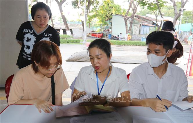 Đông đảo người lao động tìm việc tại Ngày hội việc làm ở Quận 4, TP. Hồ Chí Minh ngày 7/5/2025. Ảnh: Thanh Vũ-TTXVN
