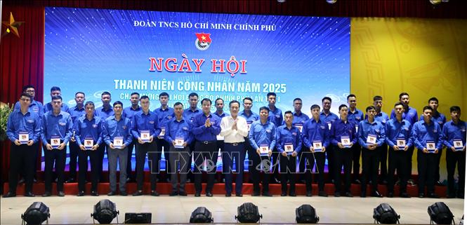 Đoàn Thanh niên Chính phủ và TKV khen thưởng cho 150 thanh niên công nhân có thành tích xuất sắc. Ảnh: Đức Hiếu - TTXVN
