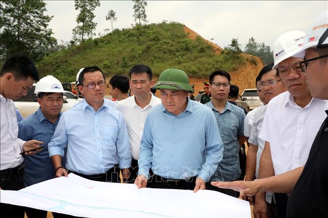 Chủ tịch UBND tỉnh Lạng Sơn Hồ Tiến Thiệu kiểm tra tình hình thi công dự án cao tốc cửa khẩu Hữu Nghị - Chi Lăng. Ảnh: Văn Đạt - TTXVN