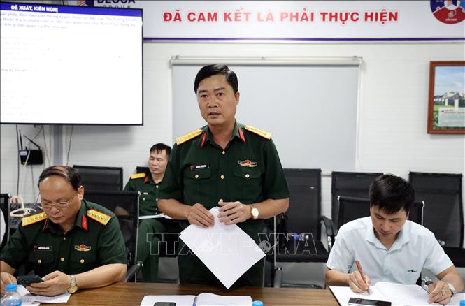 Lãnh đạo Quân khu 1 trao đổi về việc bố trí lực lượng quân đội tham gia thi công dự án cao tốc cửa khẩu Hữu Nghị - Chi Lăng. Ảnh: Văn Đạt - TTXVN

