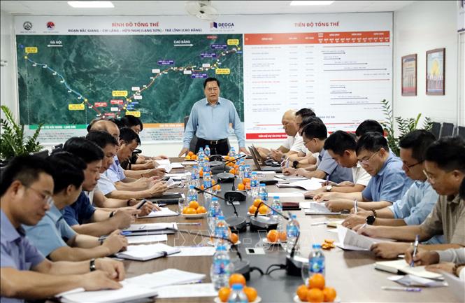Chủ tịch UBND tỉnh Lạng Sơn Hồ Tiến Thiệu yêu cầu các đơn vị liên quan tập trung giải quyết vướng mắc dự án cao tốc cửa khẩu Hữu Nghị - Chi Lăng. Ảnh: Văn Đạt - TTXVN