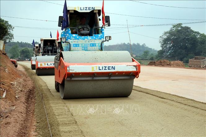 Các doanh nghiệp dự án tăng tốc thi công các hạng mục dự án cao tốc cửa khẩu Hữu Nghị - Chi Lăng. Ảnh: Văn Đạt - TTXVN