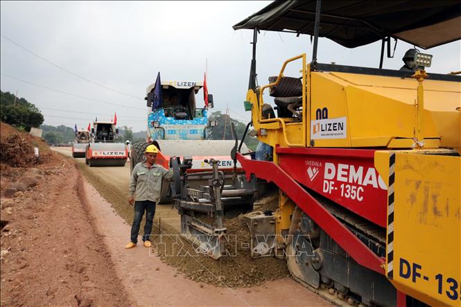 Các doanh nghiệp dự án tăng tốc thi công các hạng mục dự án cao tốc cửa khẩu Hữu Nghị - Chi Lăng. Ảnh: Văn Đạt - TTXVN