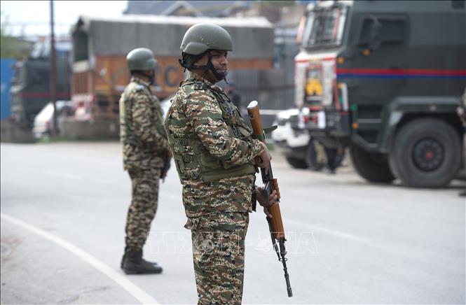 Binh sĩ bán quân sự Ấn Độ gác gần trạm kiểm soát ở ngoại ô thành phố Srinagar, khu vực Kashmir do nước này kiểm soát, ngày 7/5/2025. Ảnh: THX/TTXVN 
