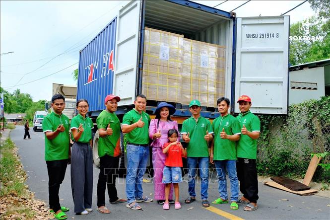 Tập thể Sokfarm cùng lô hàng chuẩn bị xuất khẩu sang Mỹ. Ảnh: TTXVN phát