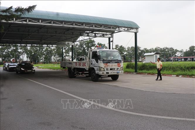 Cán bộ Trung tâm Đào tạo và sát hạch lái xe Âu Lạc hướng dẫn học viên chuẩn bị tham gia nội dung thi sát hạch lái xe trong hình. Ảnh: Thanh Thương - TTXVN