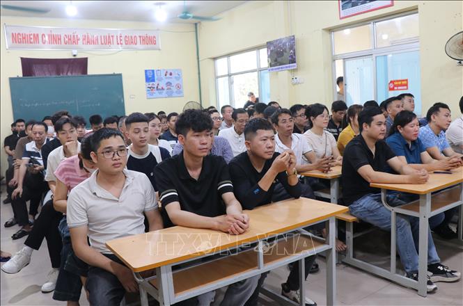 Các học viên chuẩn bị bước vào kỳ sát hạch. Ảnh: Thanh Thương - TTXVN