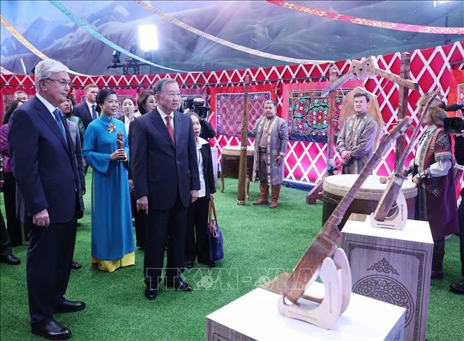 General Secretary of the Communist Party of Vietnam Central Committee To Lam, his spouse Ngo Phuong Ly and Kazakhstan's President Kassym-Jomart Tokayev visit the Ethno-Village (Etno-Aul). VNA Photo: Thống Nhất