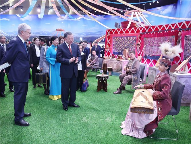 General Secretary of the Communist Party of Vietnam Central Committee To Lam, his spouse Ngo Phuong Ly and Kazakhstan's President Kassym-Jomart Tokayev visit the Ethno-Village (Etno-Aul). VNA Photo: Thống Nhất
