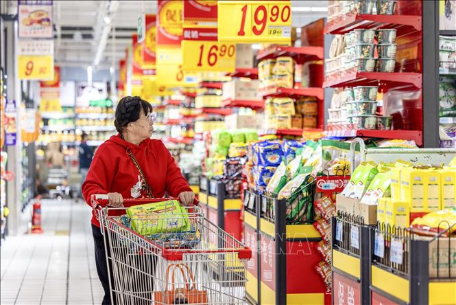 Người tiêu dùng mua sắm hàng hóa trong siêu thị ở thành phố Tề Tề Cáp Nhĩ, tỉnh Hắc Long Giang (Trung Quốc) ngày 10/4/2025. Ảnh: THX/TTXVN