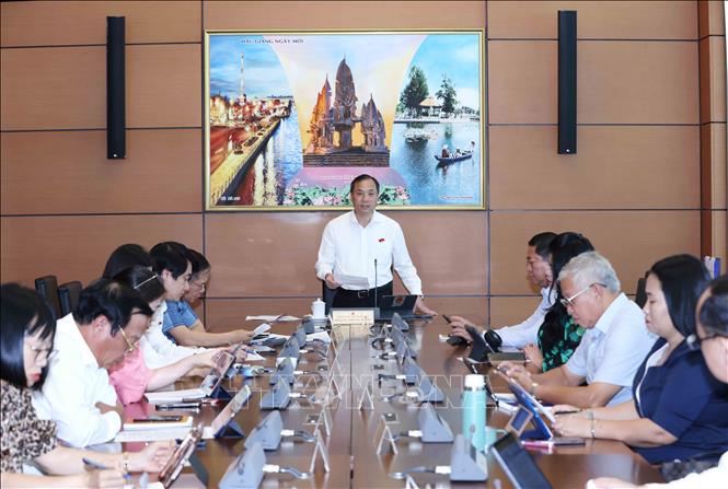 Đoàn đại biểu các tỉnh Hải Dương, Hà Tĩnh, Ninh Thuận thảo luận ở tổ. Ảnh: Phương Hoa - TTXVN