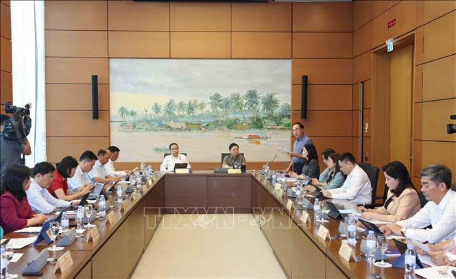 Đoàn đại biểu các tỉnh Hậu Giang, Bắc Ninh, Lào Cai, Đắk Lắk thảo luận ở tổ. Ảnh: Phương Hoa - TTXVN
